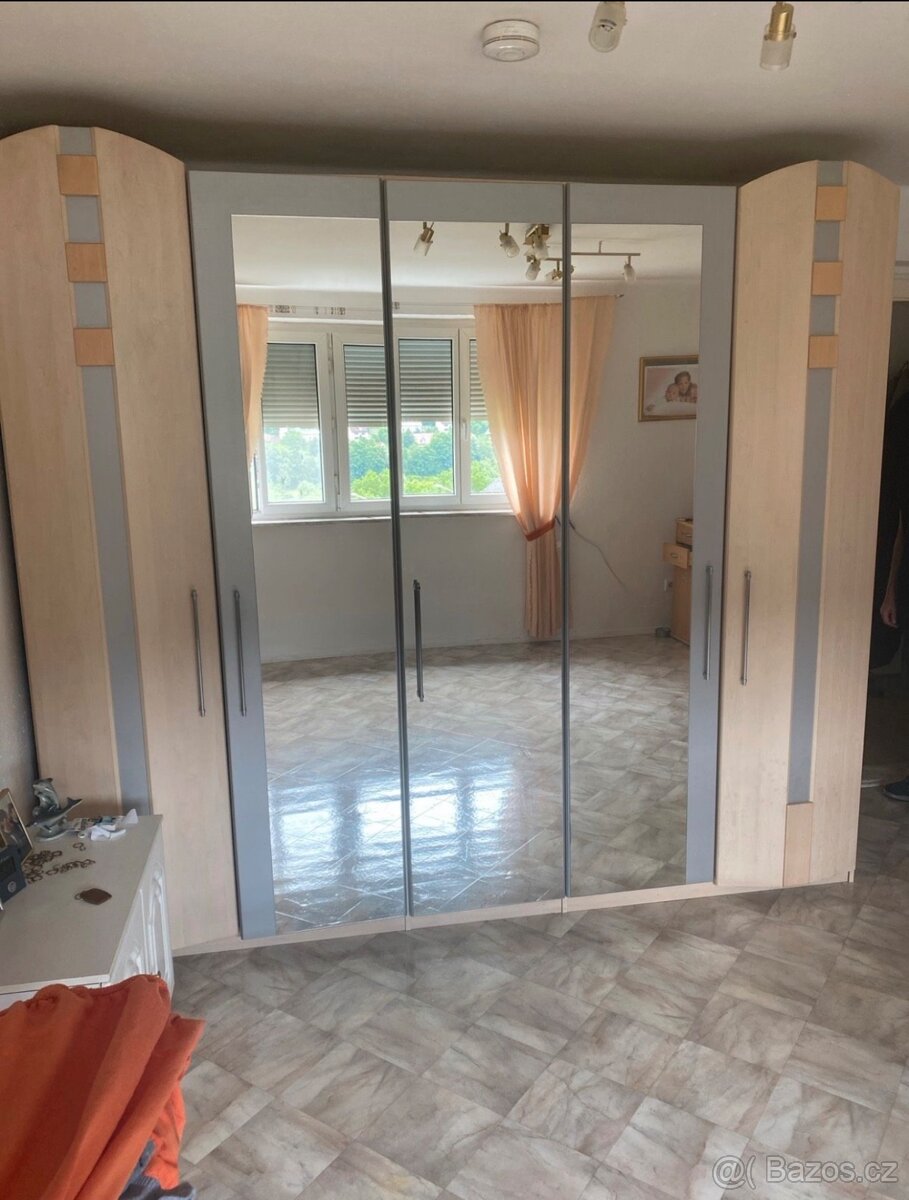Velká šatny skříň