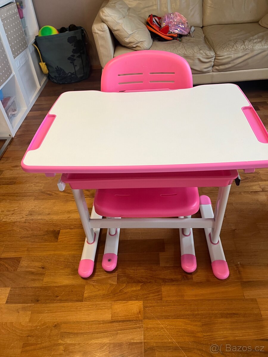 Dětský psací stůl