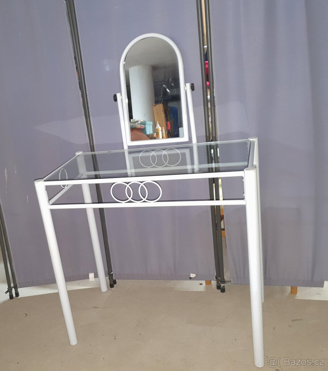 Skleněný toaletní stolek