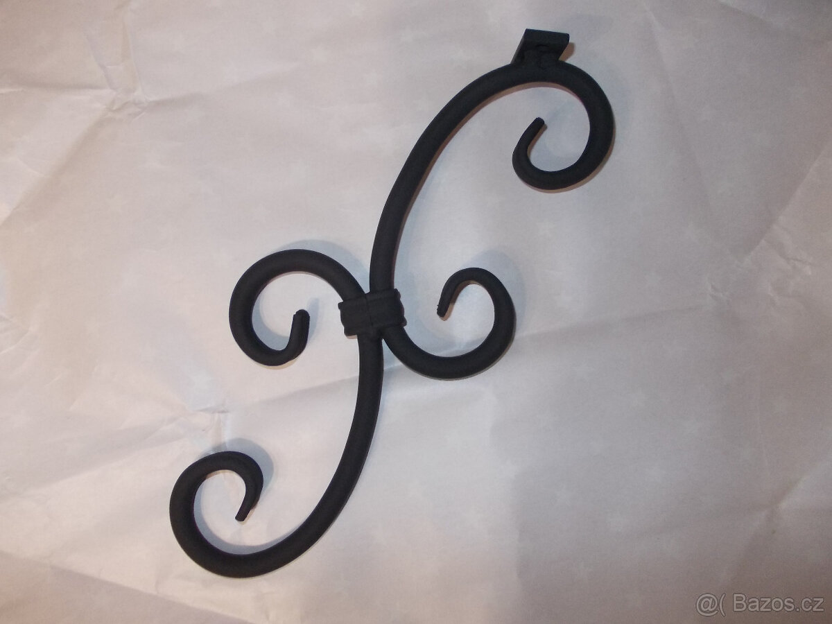 Ozdobná kovaná noha ( na gril, stolek,... )