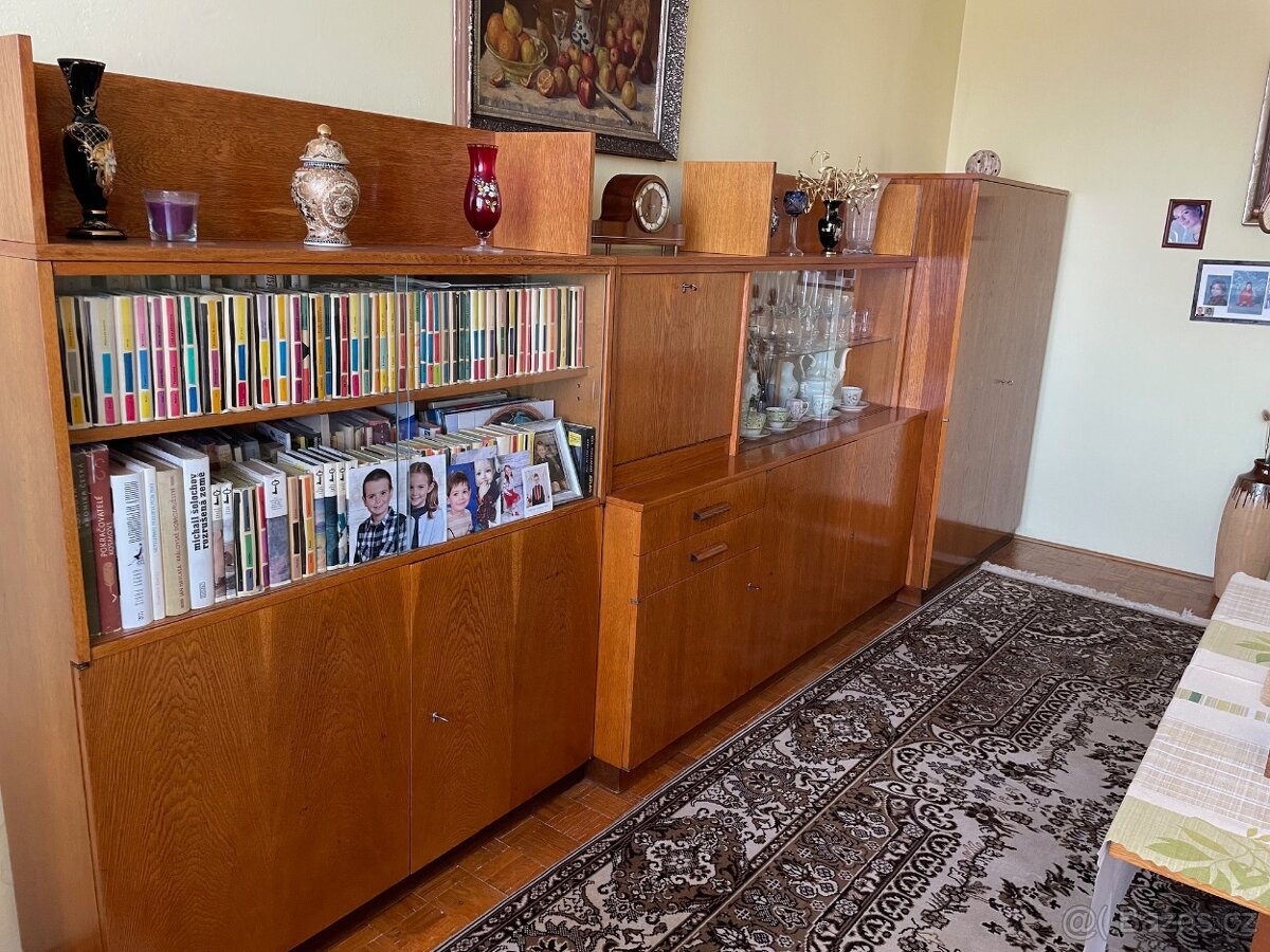 Obývací stěna z masivu