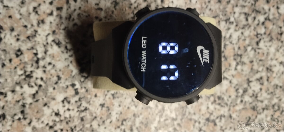 Velké pěkně sportovní hodinky Nike