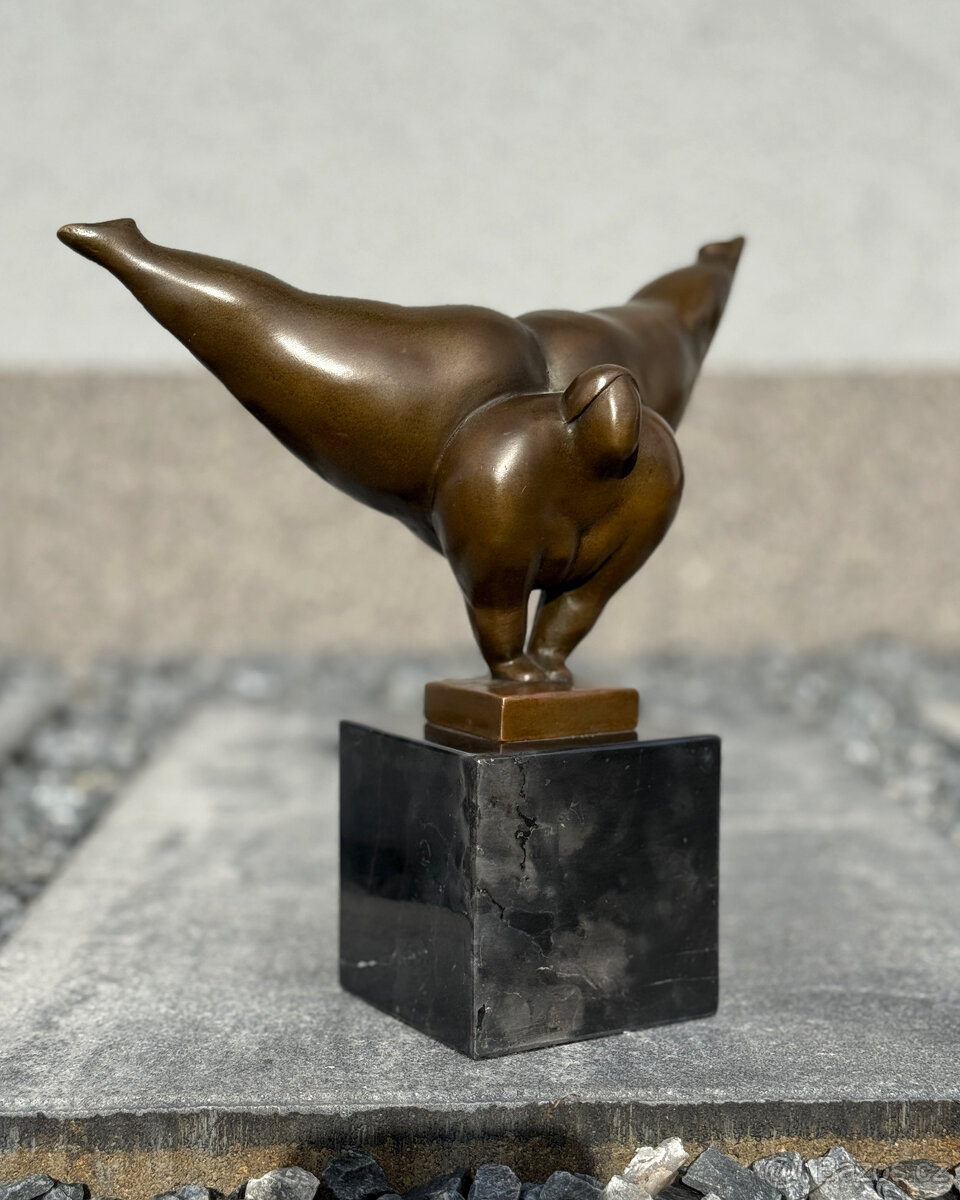 Luxusní bronzová socha Balancující žena Plus Size Gymnastka