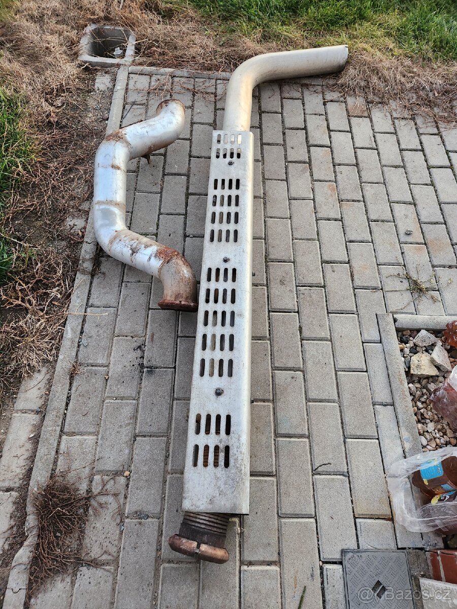 Volvo výfuk za kabinu