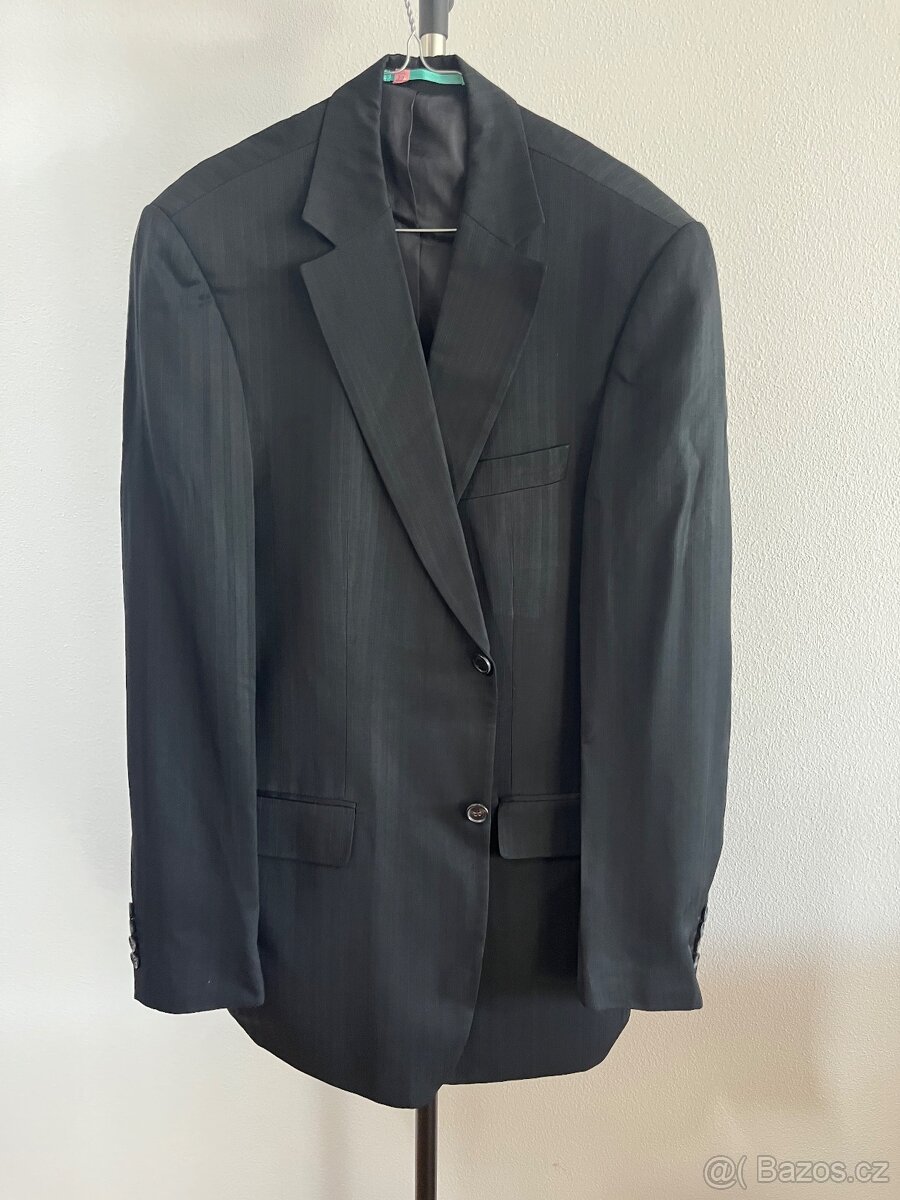 Lagrfeld černý oblek s shadow stripe