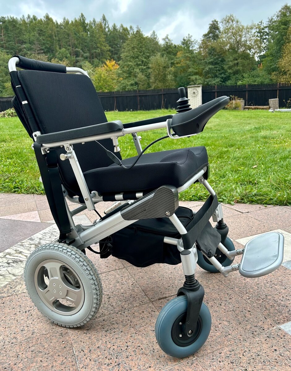 Levně nepoužitý elektrický invalidní vozík