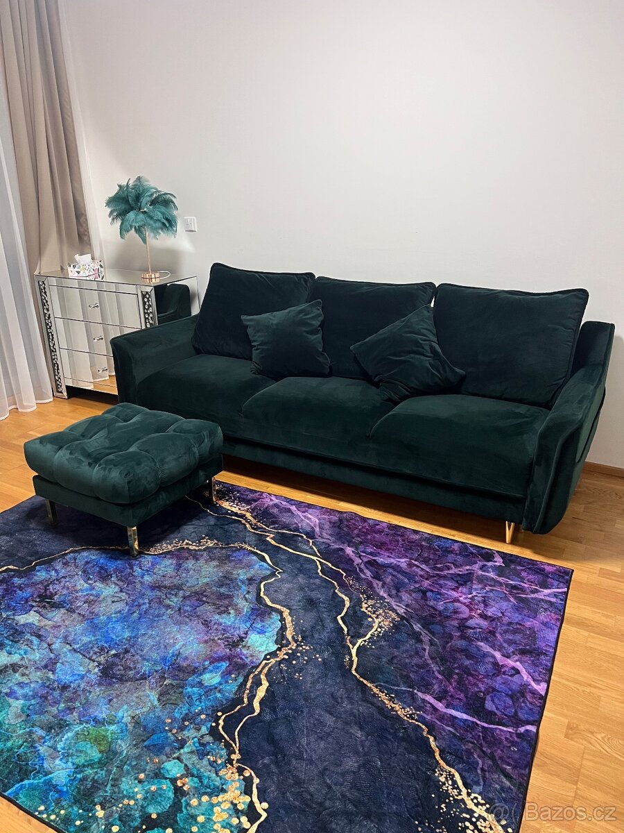 Sametově zelená sedačka