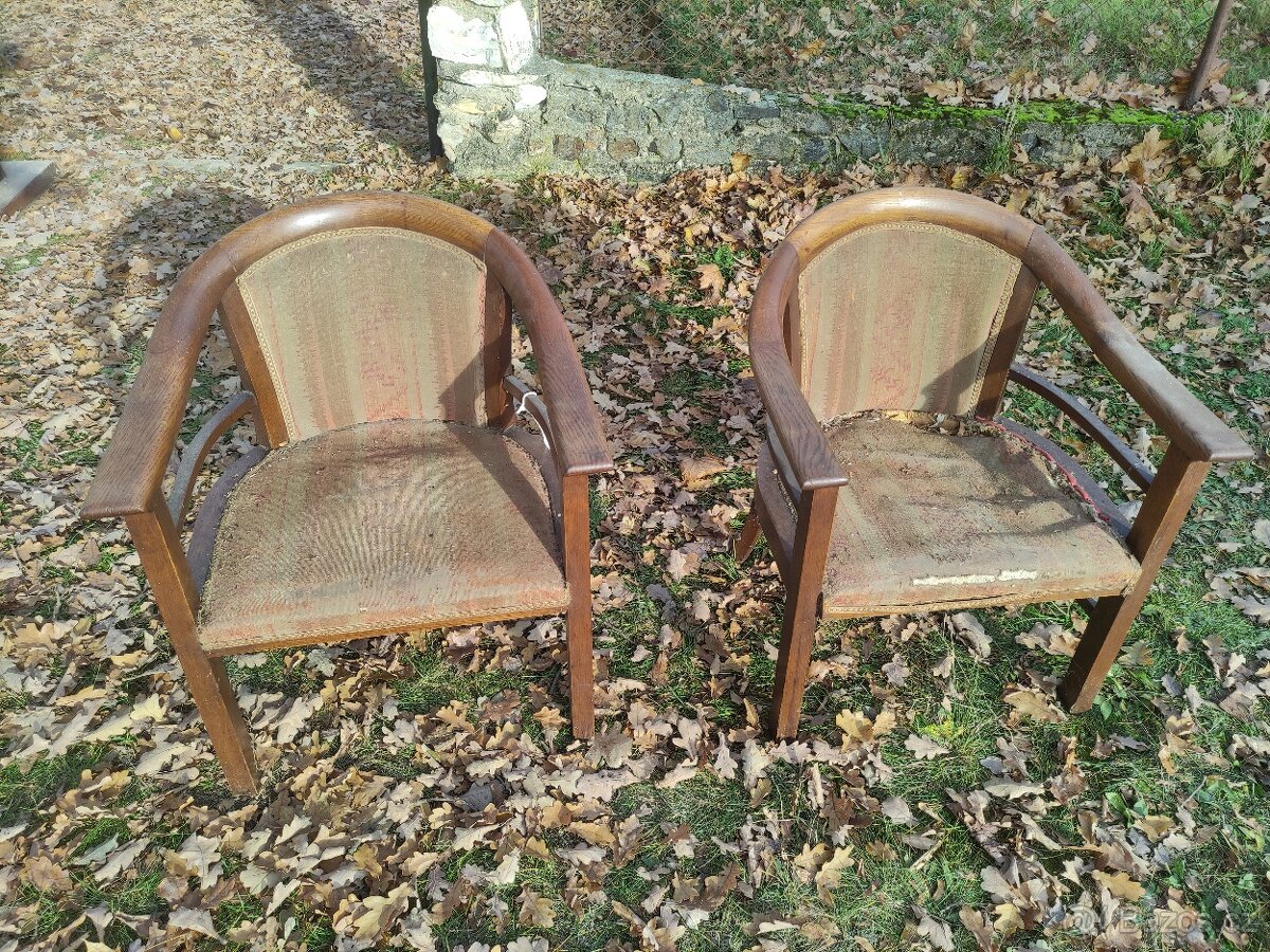 Stará dubová křesla
