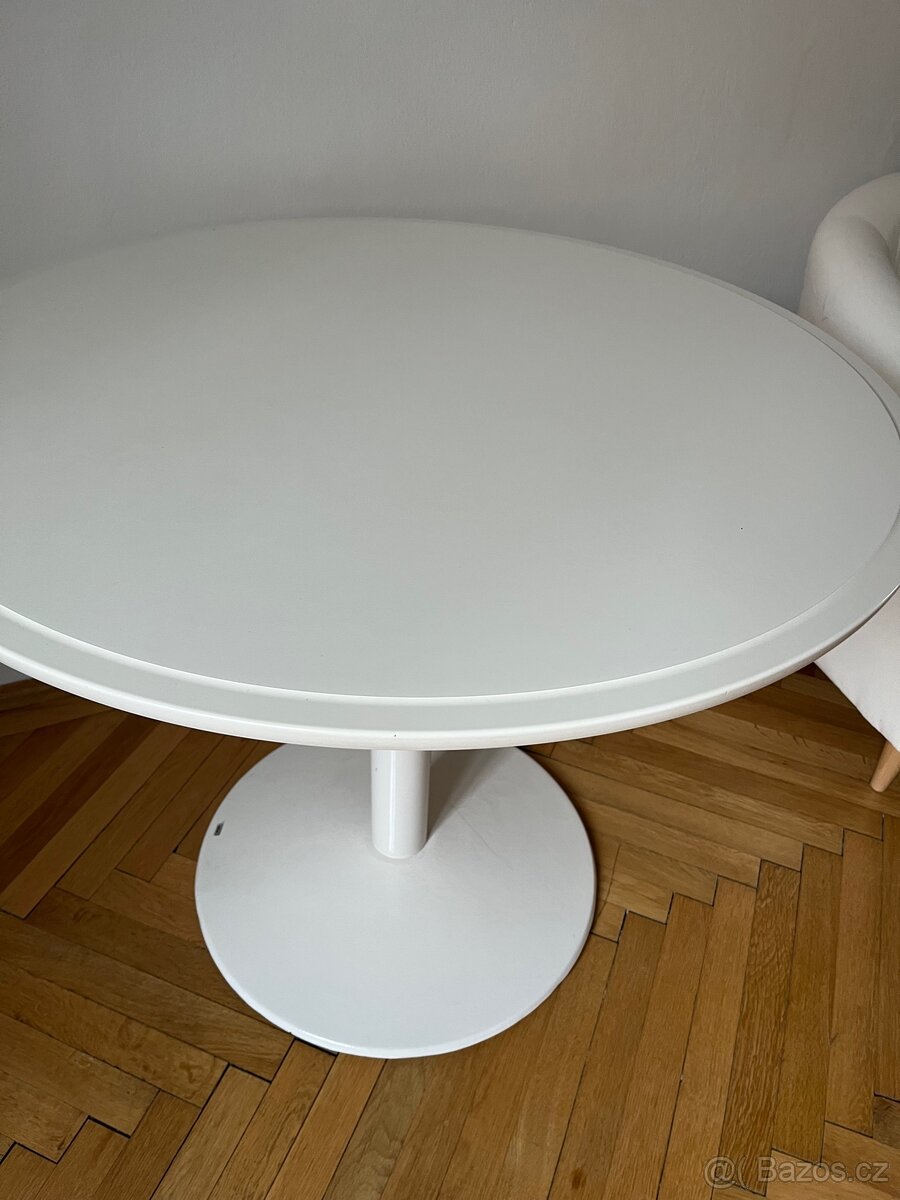 Jídelní stůl bilý