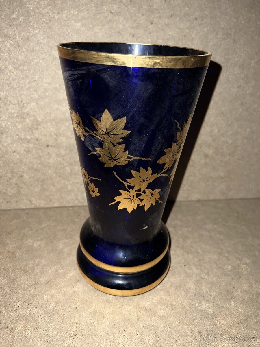 Stará skleněná váza