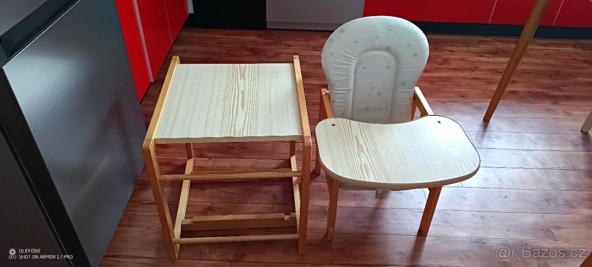 Dřevěná dětská jídelní židlička