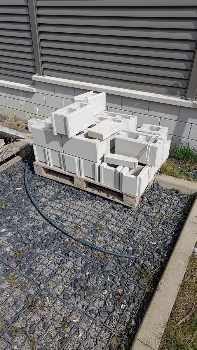 Tvárnice plotová BEST LUNETA II bílá 200×400×200 mm