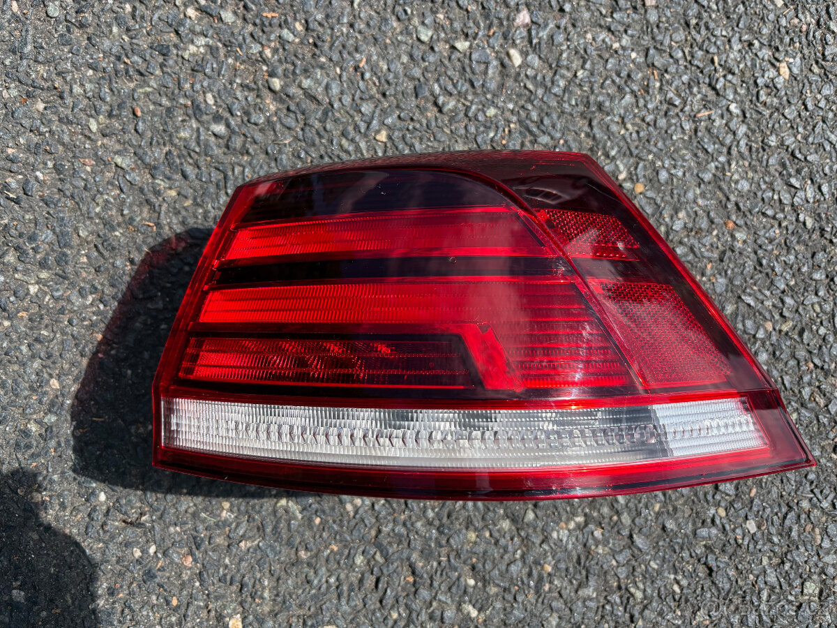 PRAVÉ ZADNÍ SVĚTLO VW GOLF VII