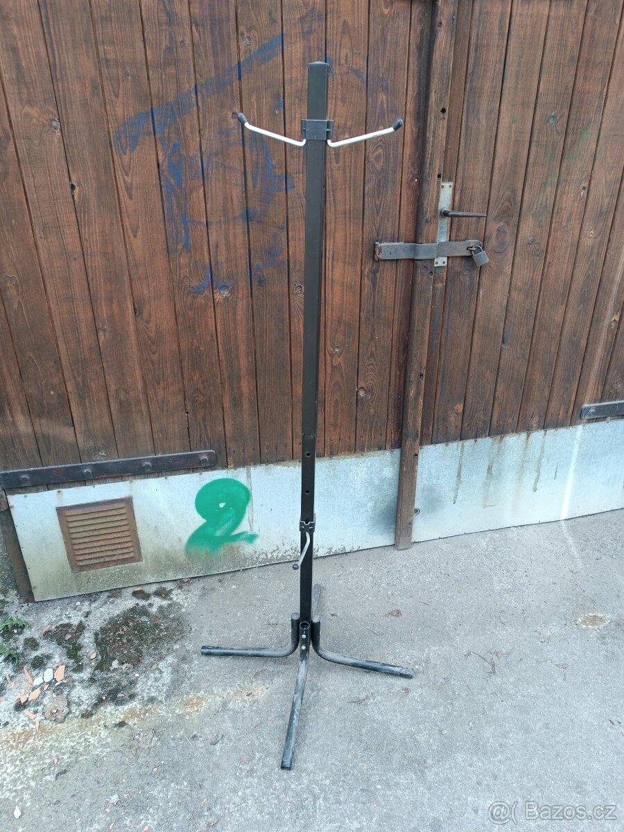 Prodám stojan na pneumatiky