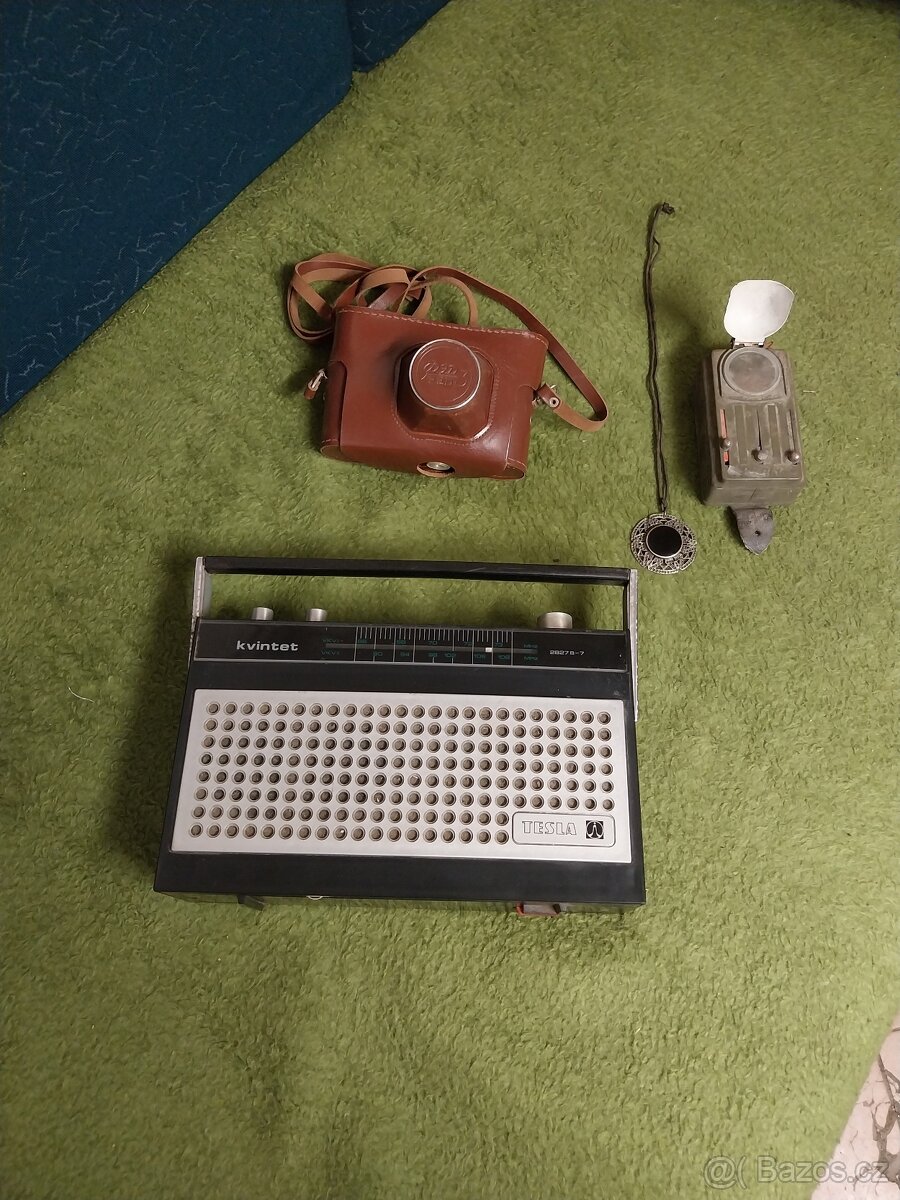 Prodám rádio, baterku,přívěšek,foťák.