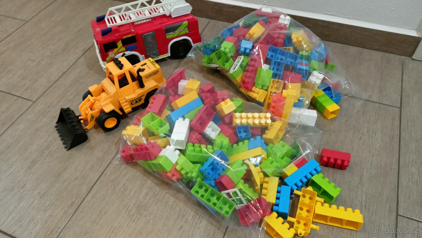 Dětské stavební kostky a auta