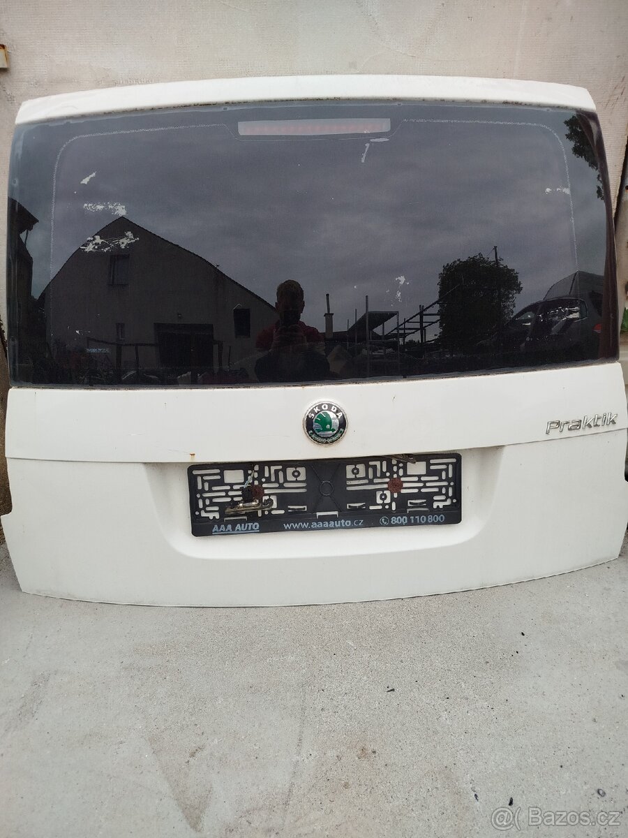 Zadní dveře, škoda praktik