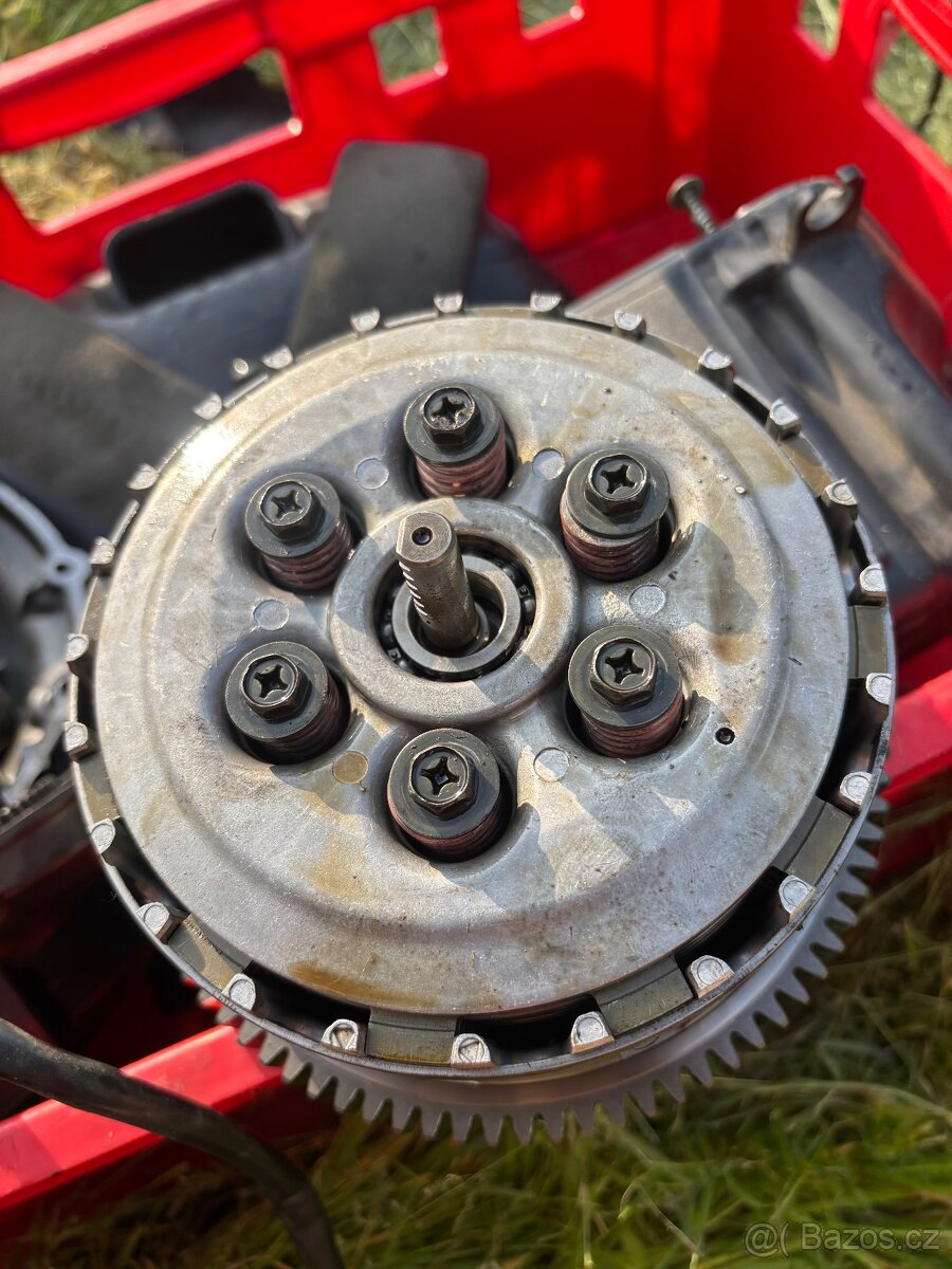 Spojka dobijeni a kryty motoru na Yamaha Fz6N a Fz6 Fazer