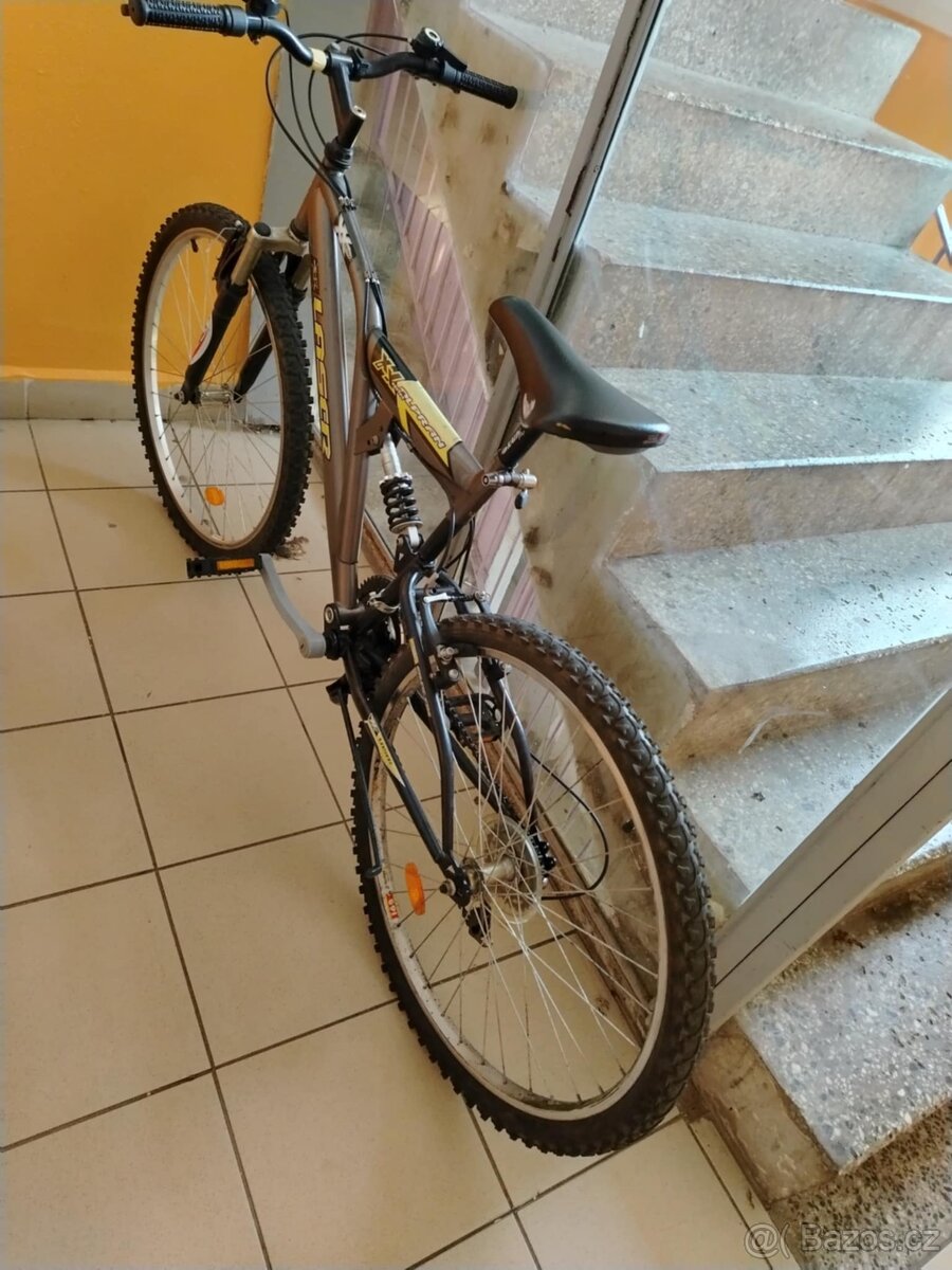 Prodám své stare kolo sviští jako raketa je to v dobrém stav