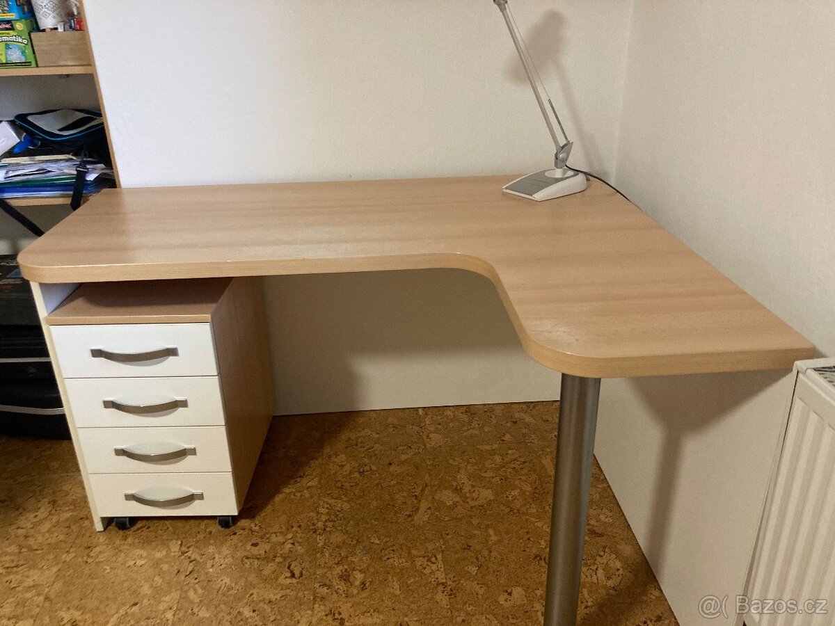 Psací stůl a postel