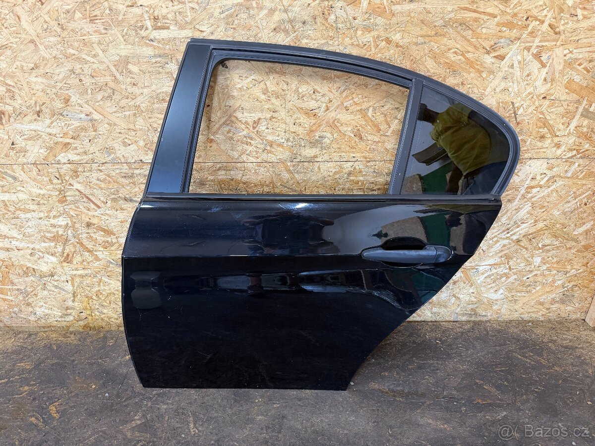 LEVÉ ZADNÍ DVEŘE BMW E90/91 SCHWARZ