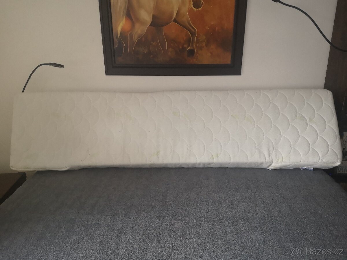 Opěrný polštář na čelo postele