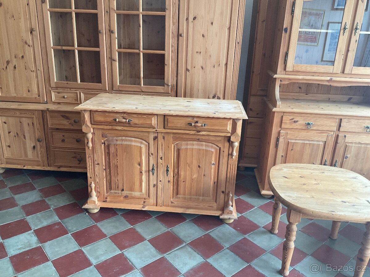 Velká komoda voskované borovice Masiv