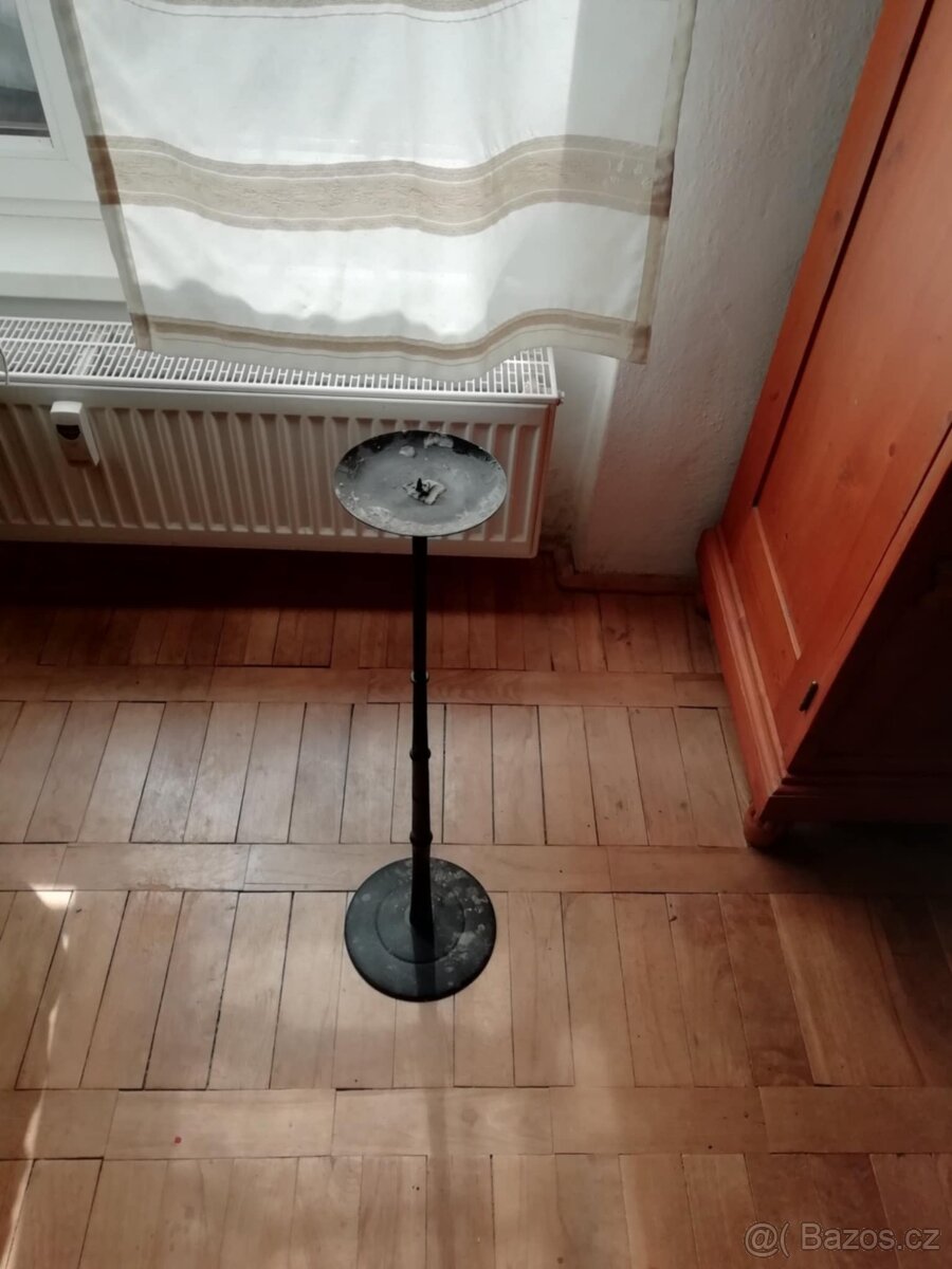 Kovový těžký svícen