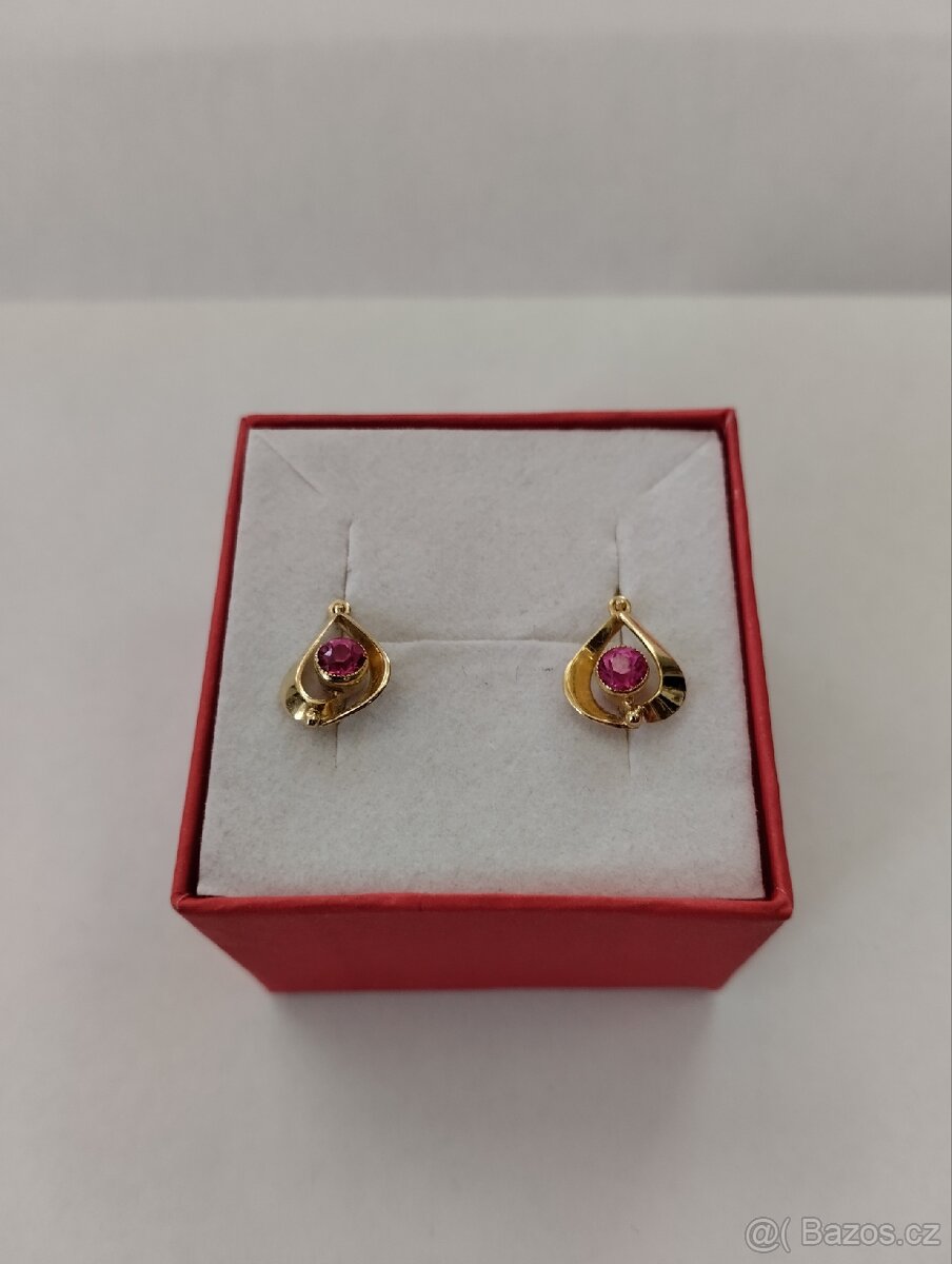 Zlaté náušnice s růžovým kamínkem