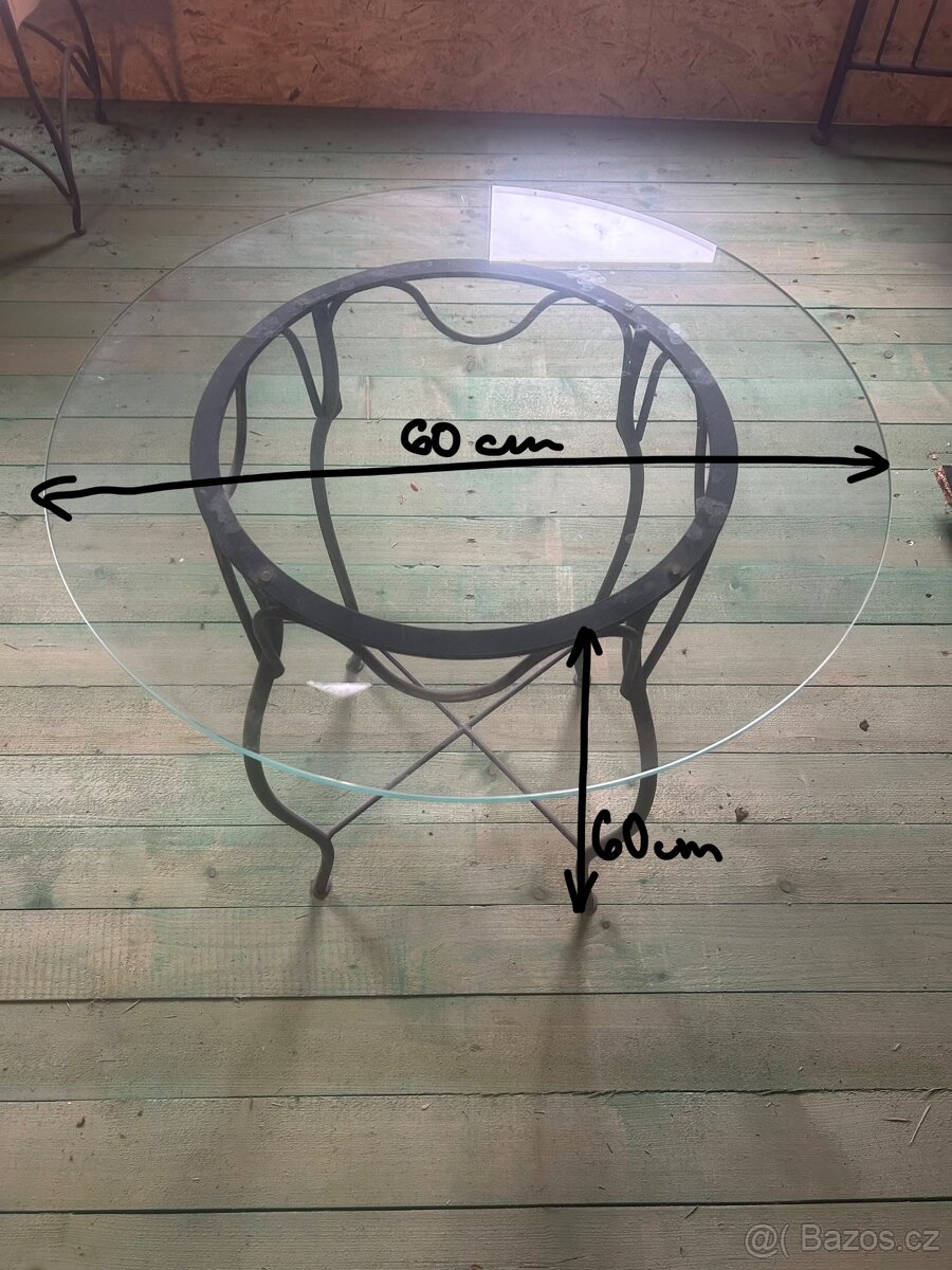 Kovový stůl se skleněnou deskou