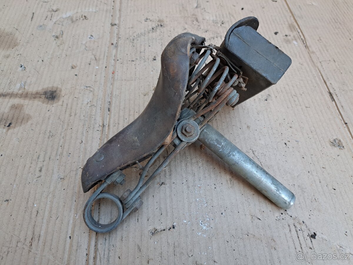 Sedlo na staré kolo s brašničkou na nářadí