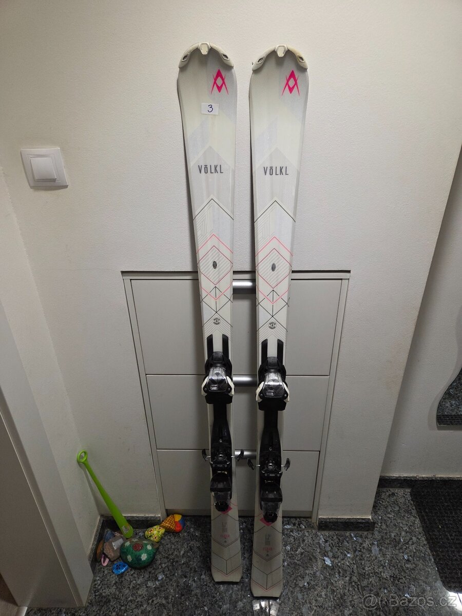 Sjezdové carvingové lyže Volkl Flair v délce 159 cm