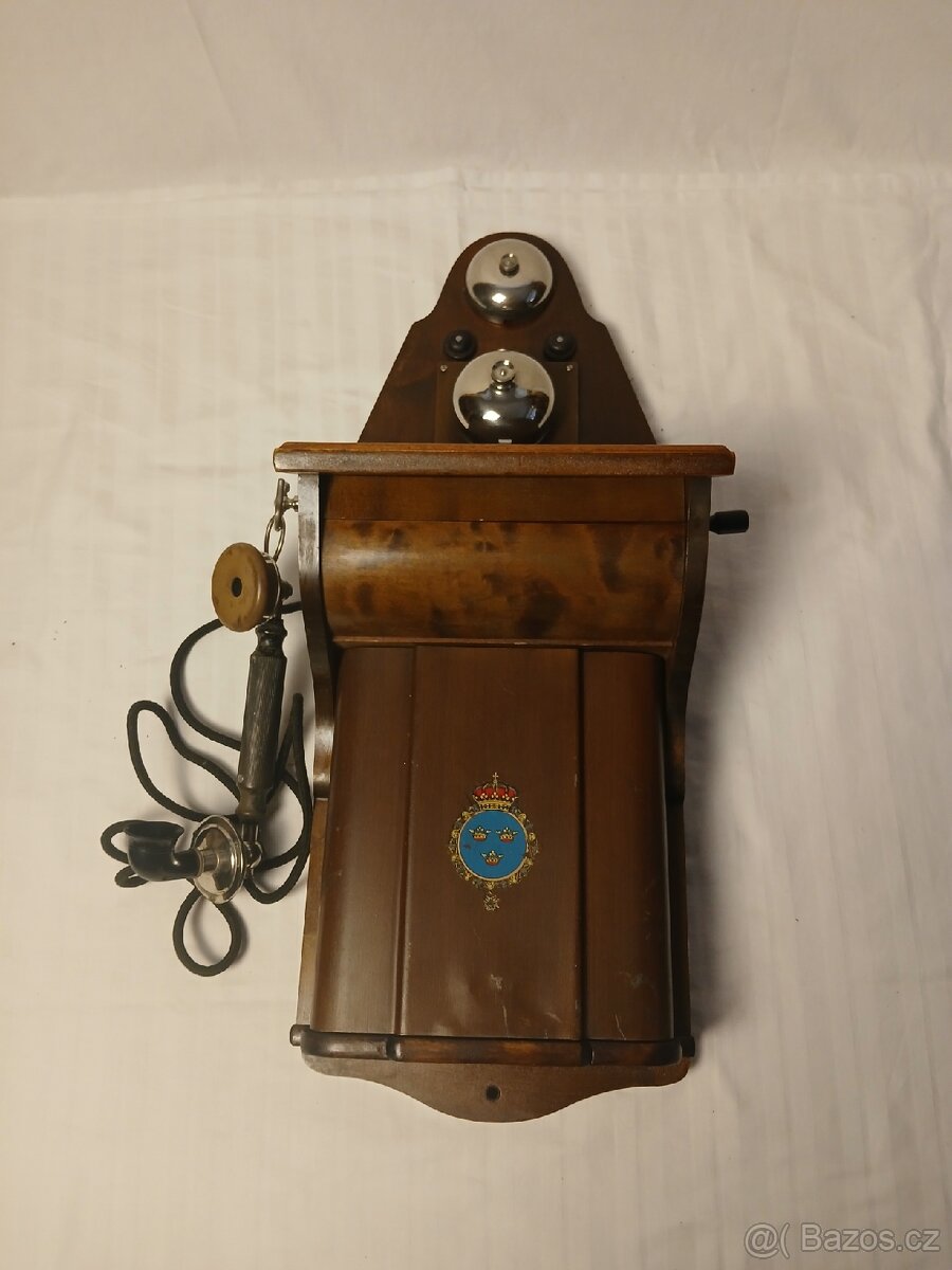 Starožitný nástěnný telefon