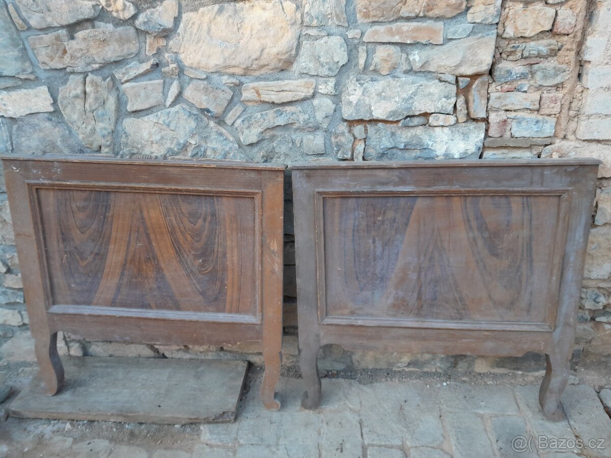 Čela starožitných postelí