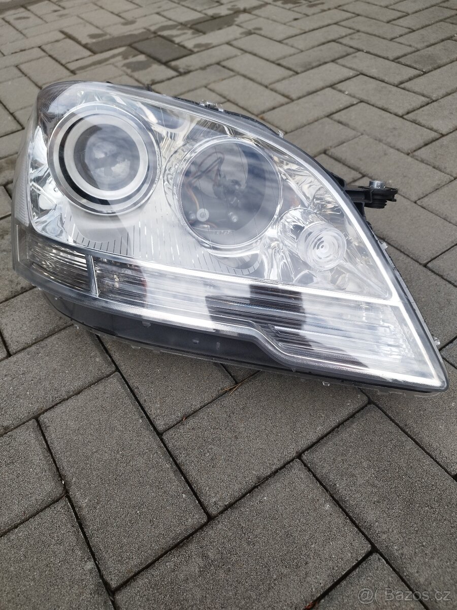 Mercedes-Benz ML 350, přední světlo