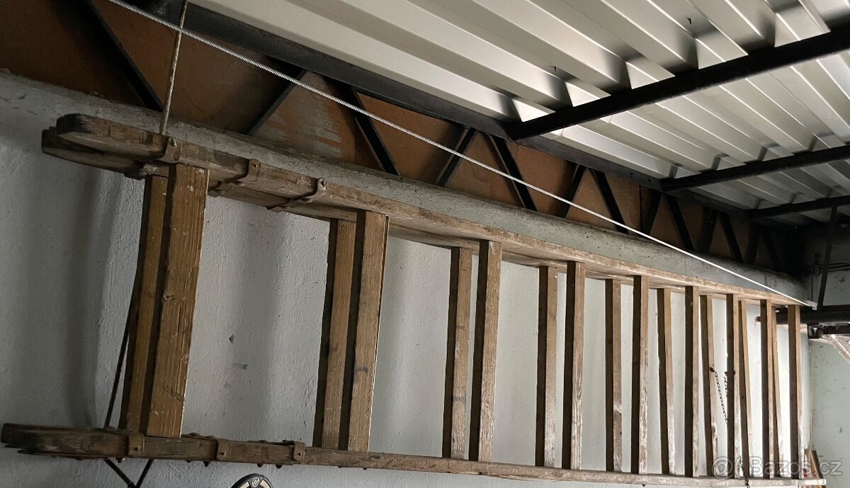 Masivní dřevěný žebřík