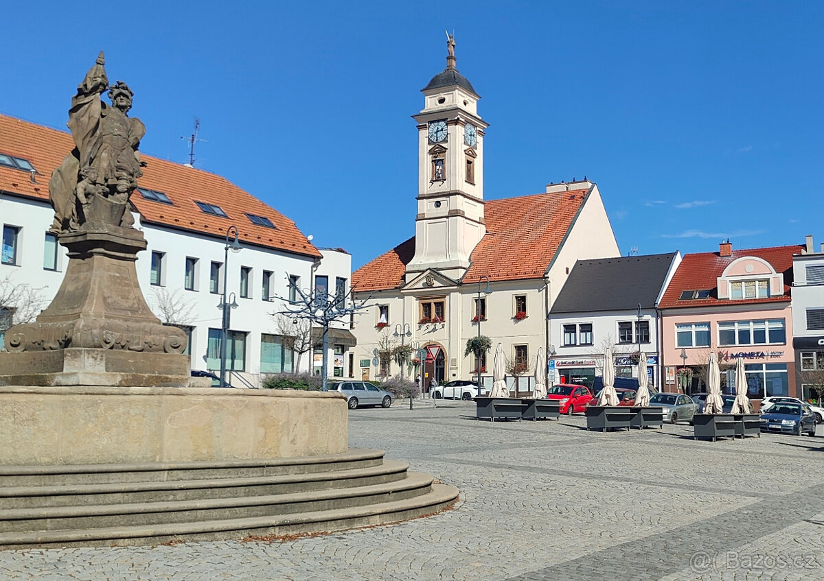 REPREZENTATIVNÍ KANCELÁŘ S VÝHLEDEM NA NÁMĚSTÍ