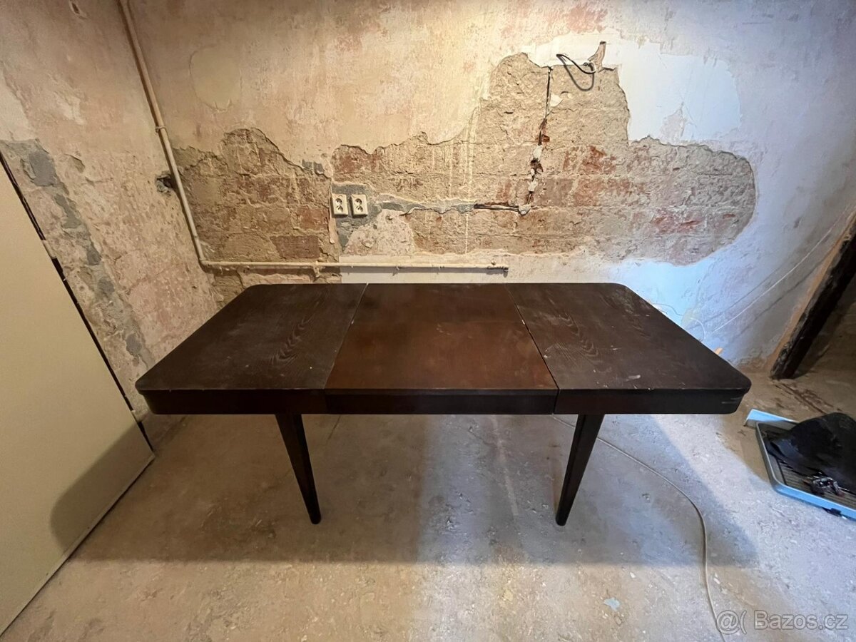 Rozkládací dřevěný jídelní stůl