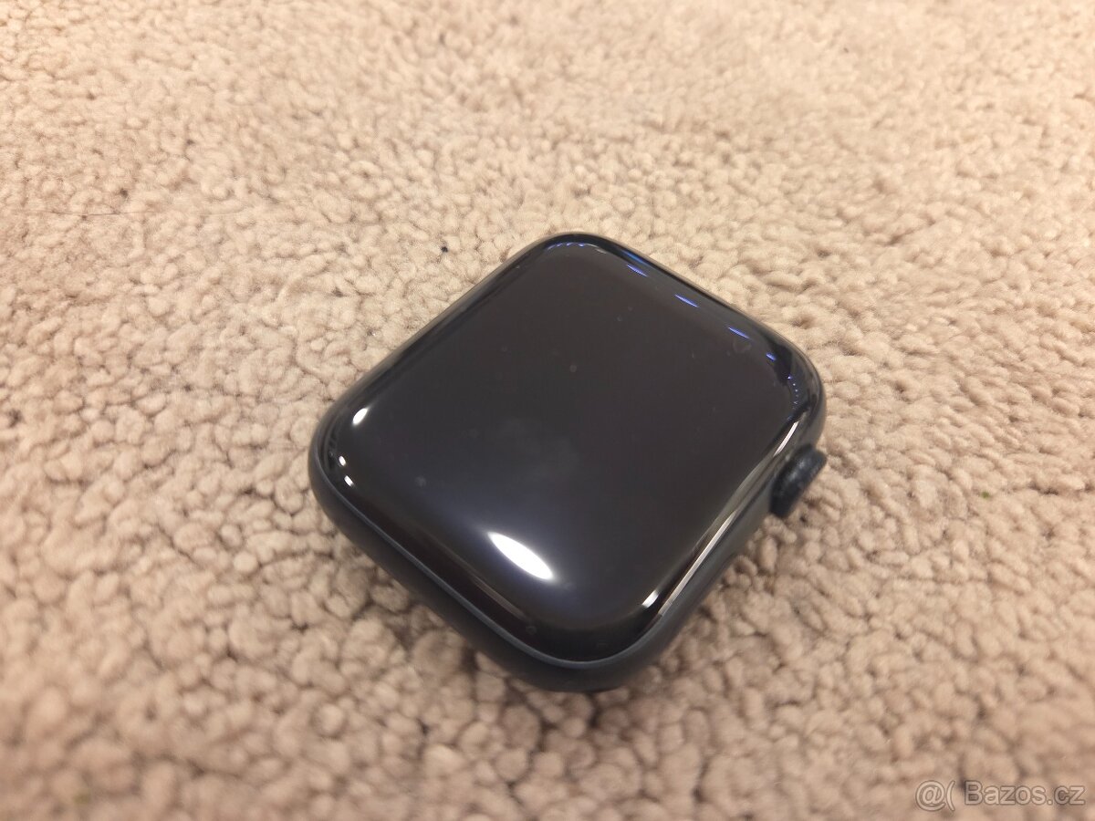 Apple Watch SE (2022) - 44 mm, temně inkoustový hliník