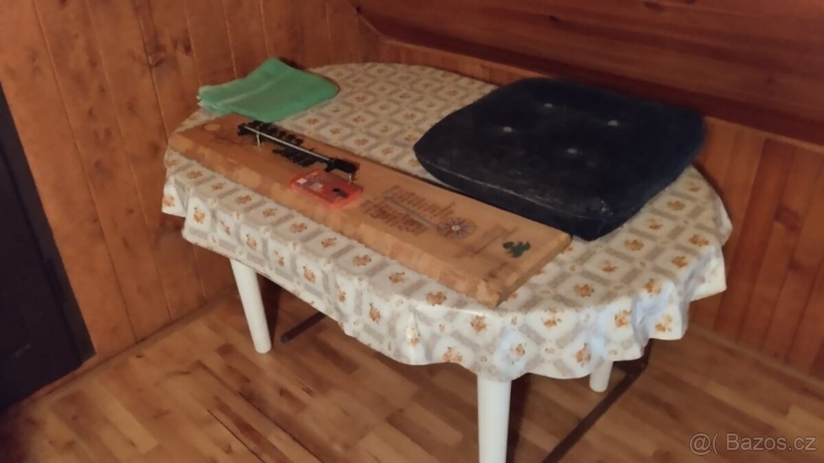 Bílý oválný stůl + 6 židlí