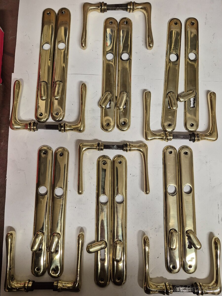 Mosazné kliky a kování