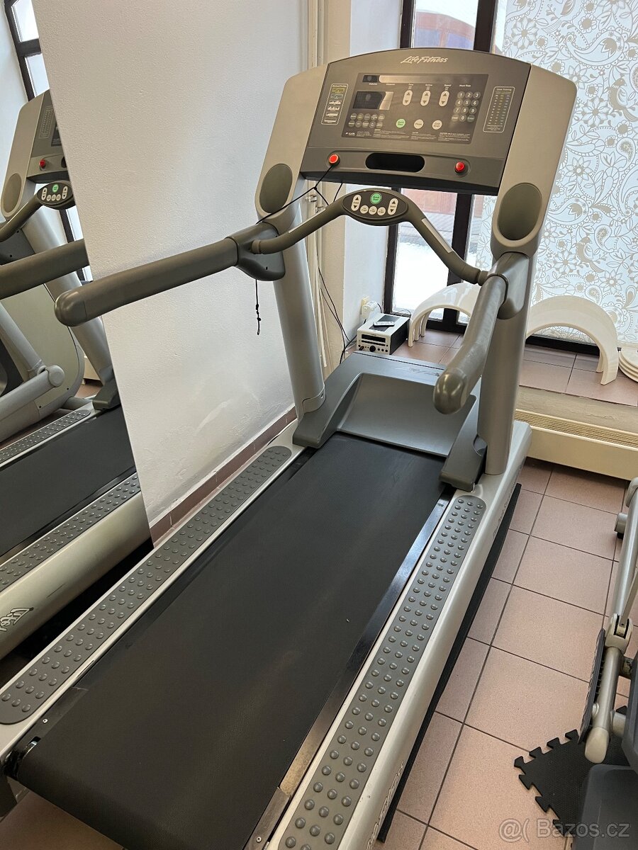 Prodám profesionální běžecký pás Life Fitness 95Ti