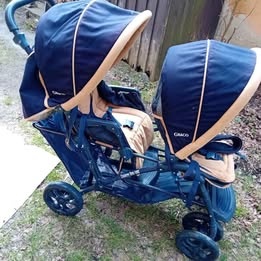Kočárek pro dvojčata Graco