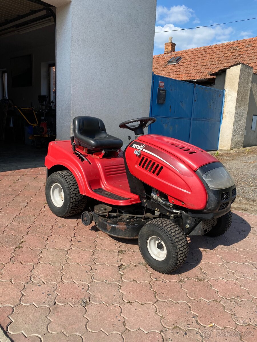 Zahradní traktůrek MTD