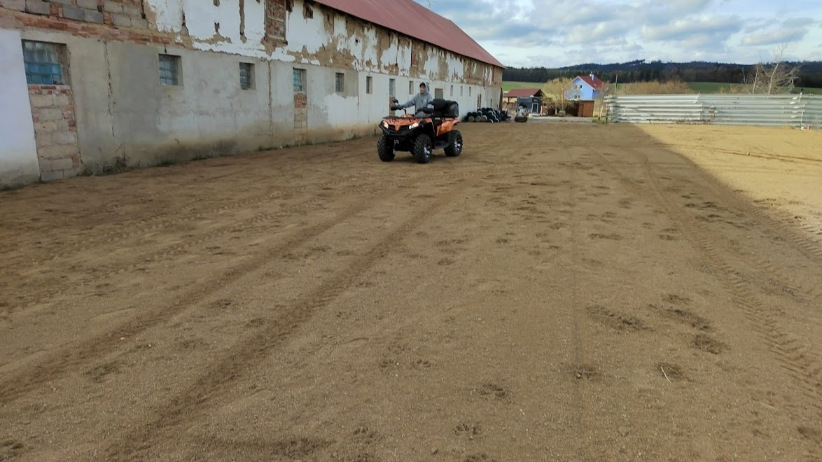 USTÁJENÍ v malé rodinné stáji