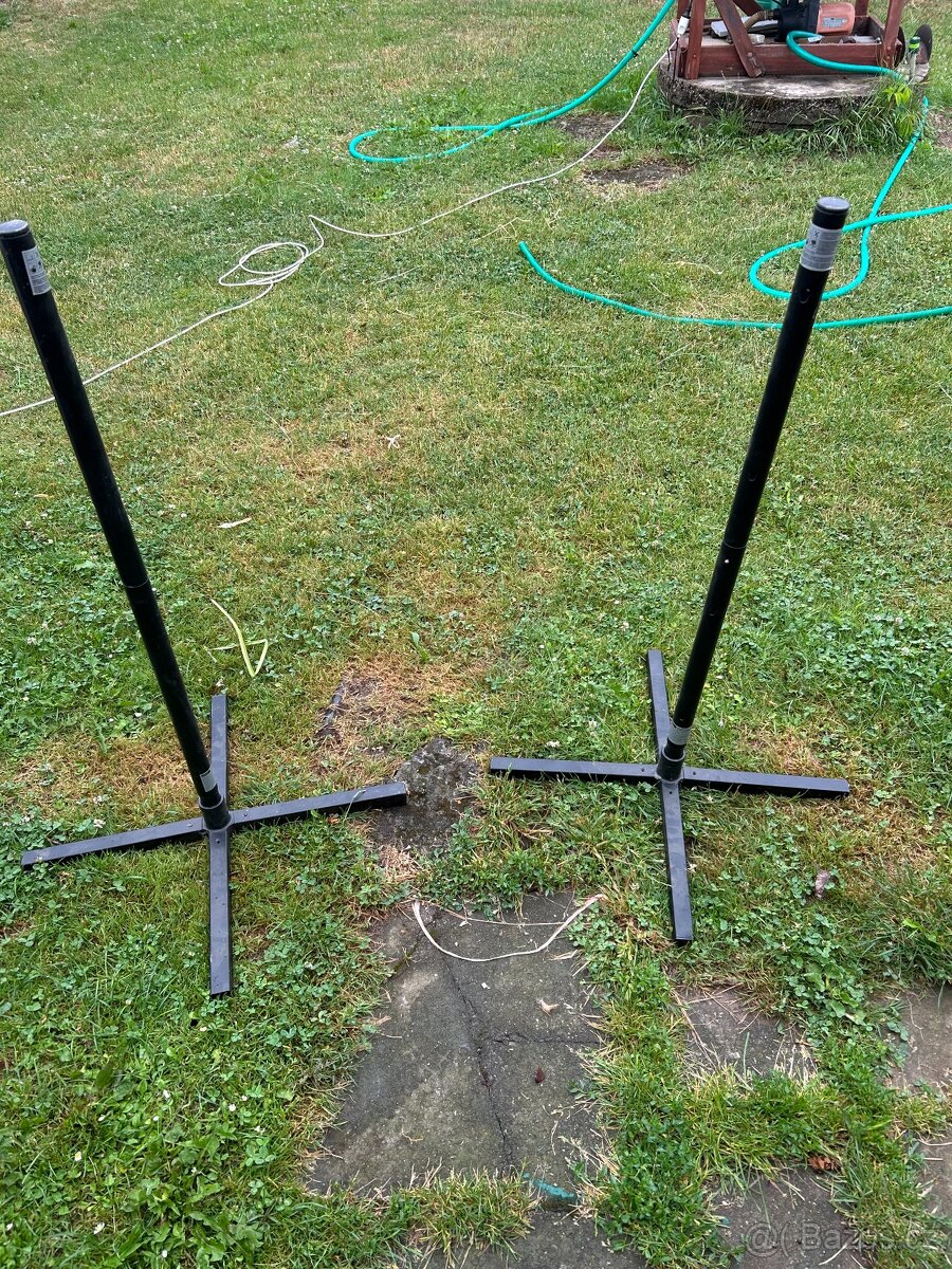 Prodám dva kusy stojanů na kola s pneum. bez plastových podl