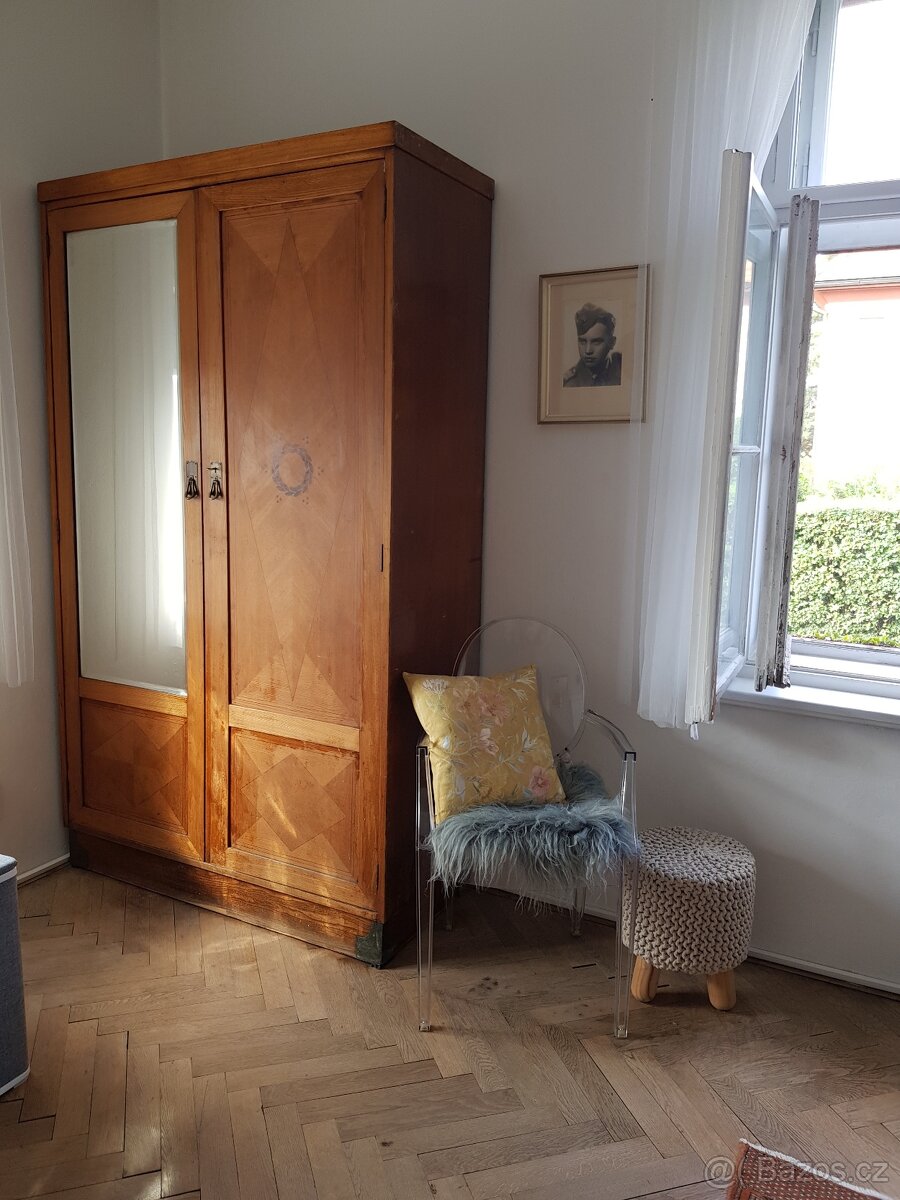 Starožitná skříň ve výborné kvalitě a stavu