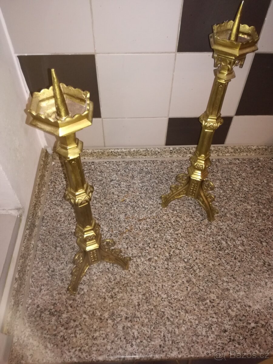 Staré mosazné svícne heskem stavu