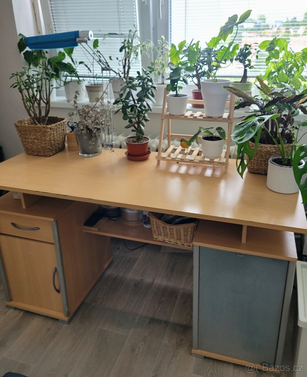 Pěkný psací PC stůl 140x60cm