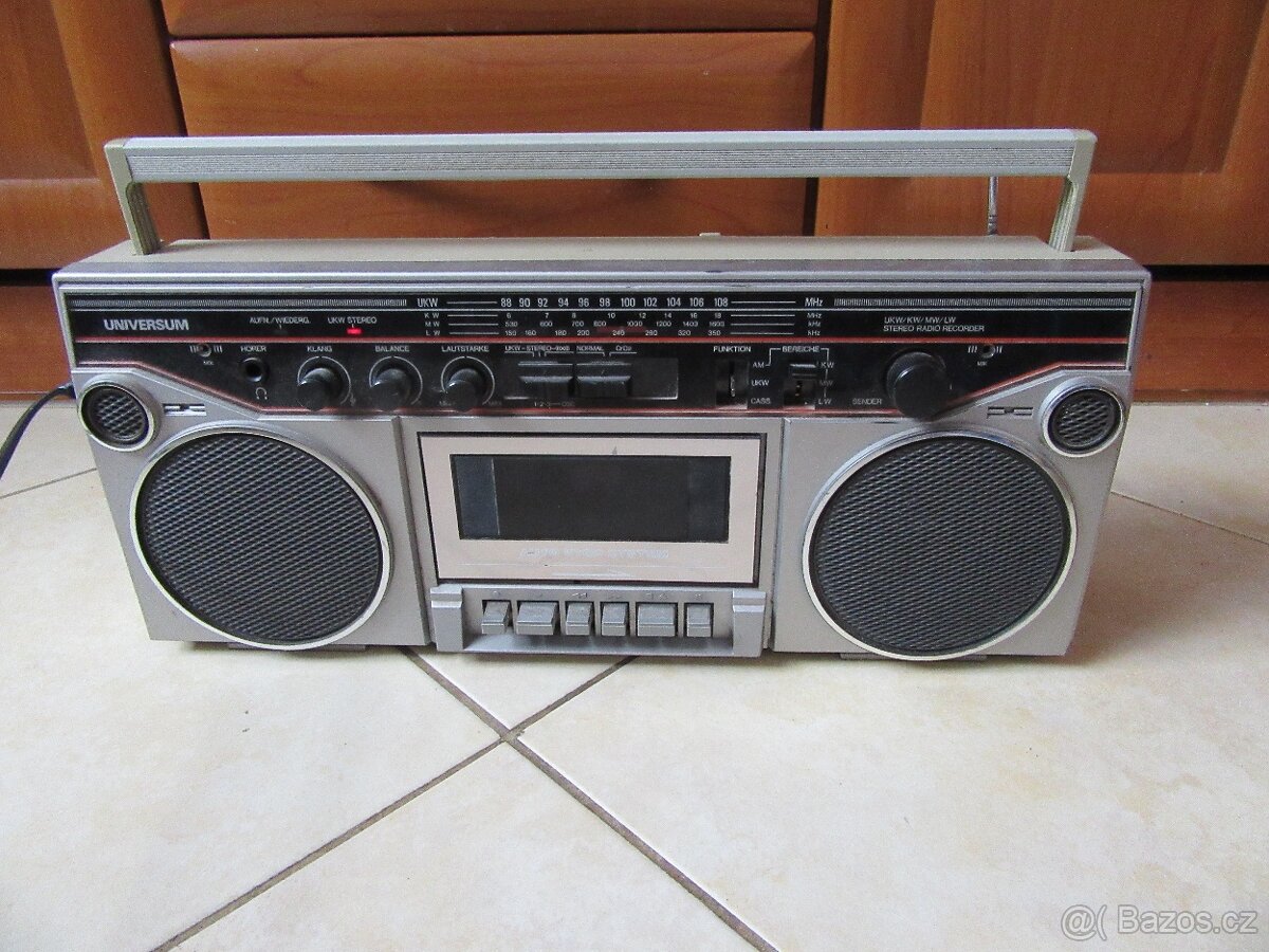 Nabízím radio Universum. Radio hraje. Chybí antena. Jen co j